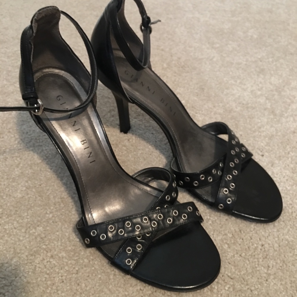 NWOT Gianni Bini black leather sandals